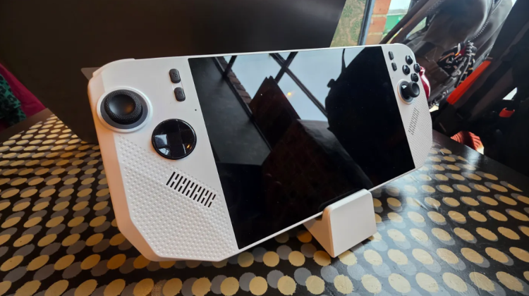 Материнська плата MSI Claw A8 BZ2EM виходить на перший план серед суперників, не зміщуючи їх за кермо