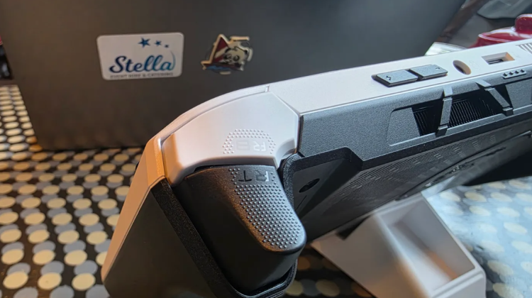 Материнська плата MSI Claw A8 BZ2EM виходить на перший план між суперниками, не зміщуючи їх за кермо